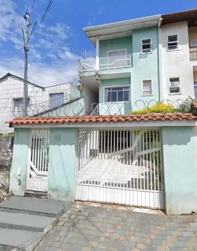 Linda casa assobradada de três andares com excelente vista, próximo às rodovias Fernão Dia