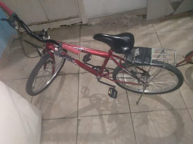Vende se bicicleta usada boa andando precisa de pequenos concertos