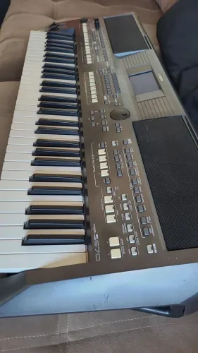 TECLADO YAMAHA PSR-670(150 ritmos)