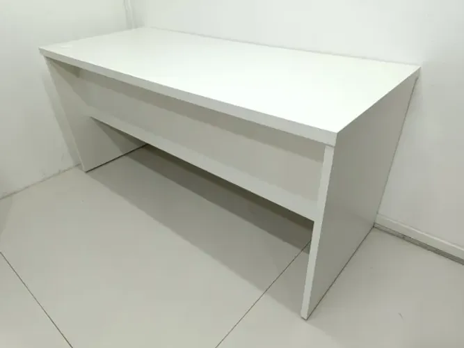 Mesa de escritório nova