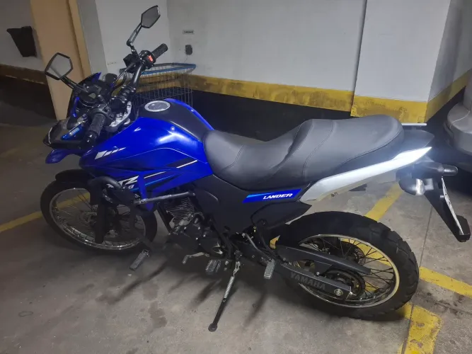 Lander Azul super bem cuidada