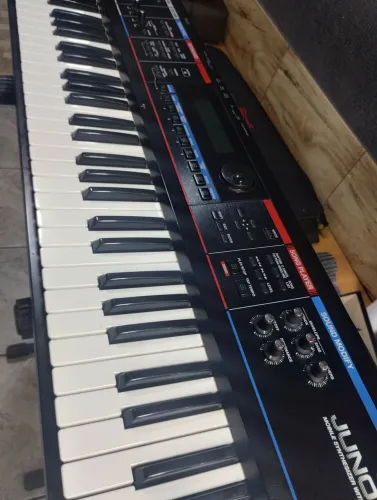 Teclado Roland Juno d i super conservado