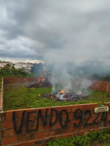 Oportunidade em Apuiarés: Terreno 10x25m com Muro Iniciado no Bairro Francisco Bernardes"