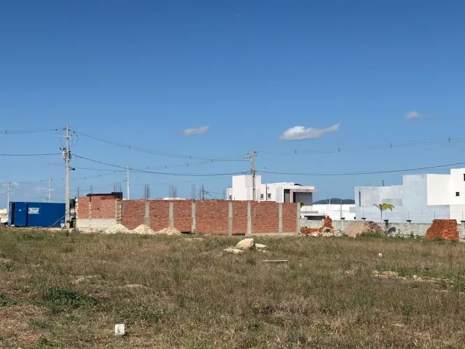 Lote sombra / atrás do Ilha Food