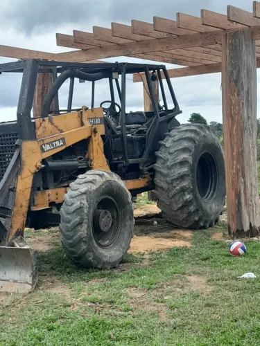VALTRA BH 180 ANO 2006 - COM LÂMINA + GUINCHO - FORTE E TRABALHANDO