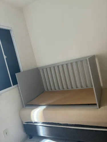 Berço com altura regulável e vira mini cama