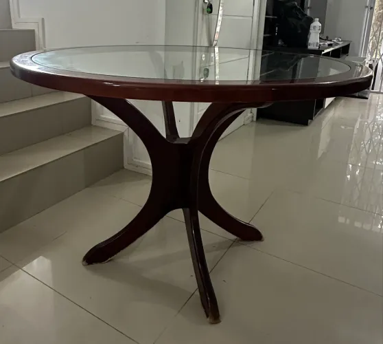 Vende-se mesa redonda de madeira maciça com tampo de vidro