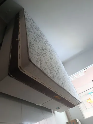 Cama super King com colchão resistente a peso não afunda