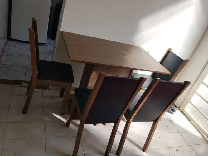 Mesa 4 lugares com cadeiras