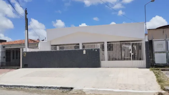 CASA EM PARNAMIRIM 8 QUARTOS