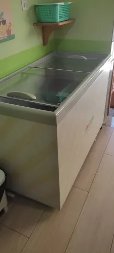 Freezer refrigerando, não congela.