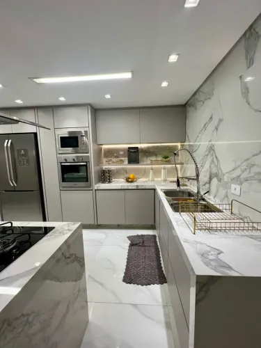 Casa para venda possui 200 metros quadrados com 3 quartos em Uberaba - Curitiba - Paraná