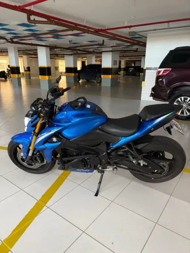 Vendo ou troco Suzuki GSX 1000 cilindradas ! Moto extra, pneus novos, IPVA 2026 pago