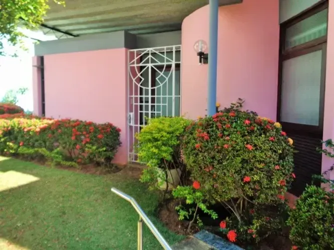 Casa Com 4/4, Sanitários, Salas, Gabinete, Jardins e Garagens na Rua Irmã Dulce em Brotas.