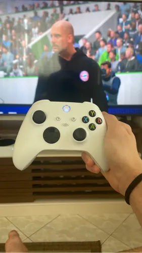 Xbox Series s com caixa e 1 controle 