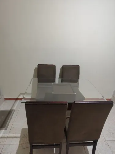 Leia o anúncio - Mesa com 4 cadeiras
