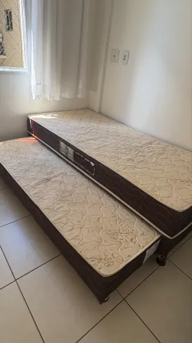 Cama de solteiro com auxiliar