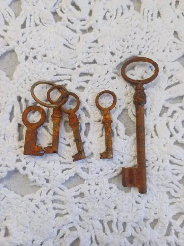 Conjunto de chaves para cadeados antigas colecionáveis (maior 10cm/Média 5cm/Menor 4cm) 