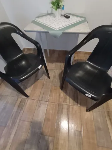 Mesa com duas cadeiras 