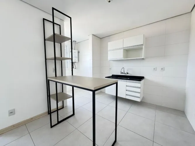Mesa com prateleira