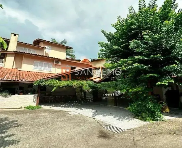 Trindade | Casa 5 quartos, sendo 2 suites