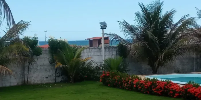 Alugo casa na praia da Taiba 300 metros da praia.