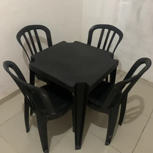 mesa com 4 cadeiras de plástico