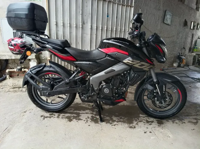 Bajaj dominar 200 modelo 2025