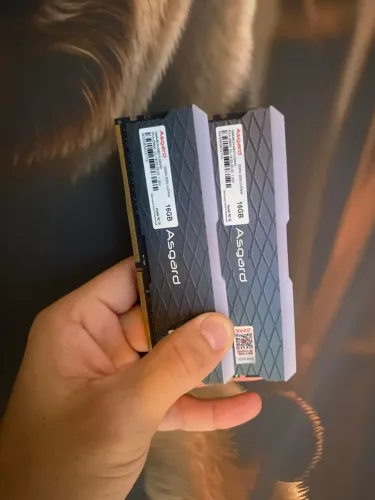 Vendo 2 pentes de memória RAM!