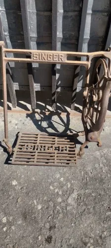 Pé máquina de costura Singer antigo excelente estado falta pintar