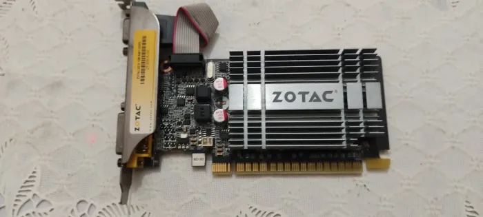 Placa de Vídeo ZOTAC GT210 1GB DDR3 64BITS 