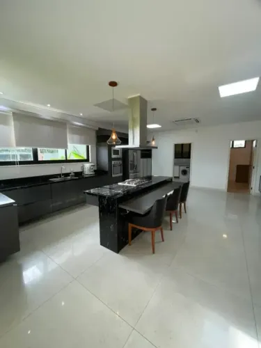 COND. MARINA RIO BELO COM 1.500 M², 3 SUÍTES, LAGO COM CARPAS E 20 VAGAS.