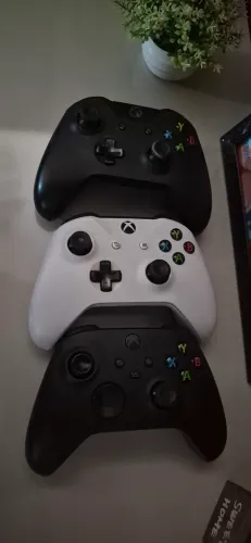 Vendo 3 controles do Xbox series 300,00 cada!