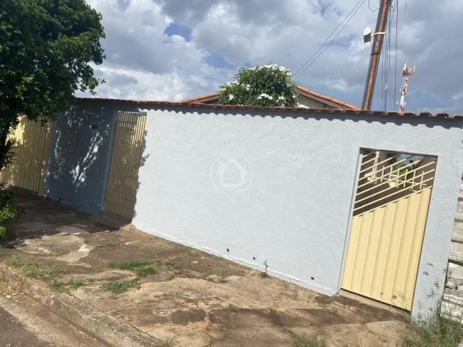 CASA NO JARDIM IMA COM AMPLO JARDIM