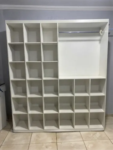 Vendo estante com 27 colmeia e cabideiro, madeira MDF usada.