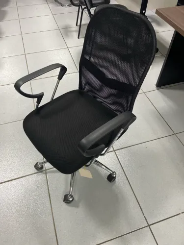 Cadeira giratória com braços tipo Diretor