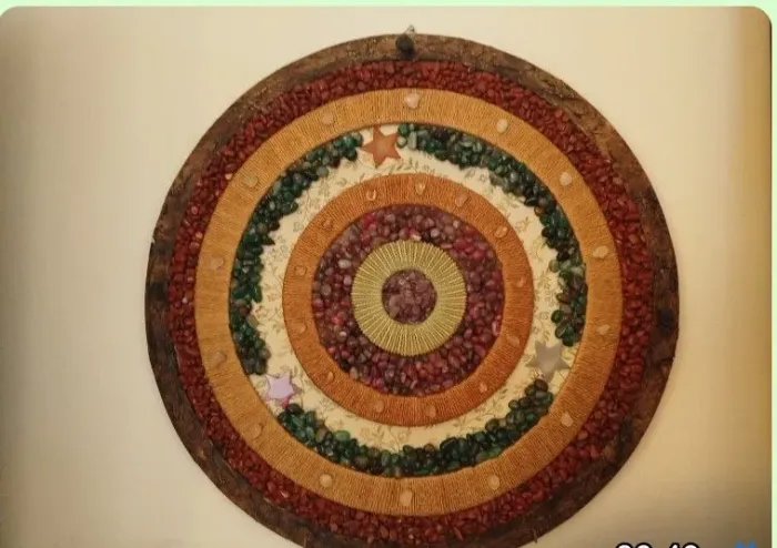 Uma Mandala Grande Em Pedras Naturais + Um Quadro Floral.