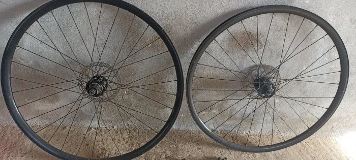 Rodas aro 29 com cubo barulhento Tank e disco de freio