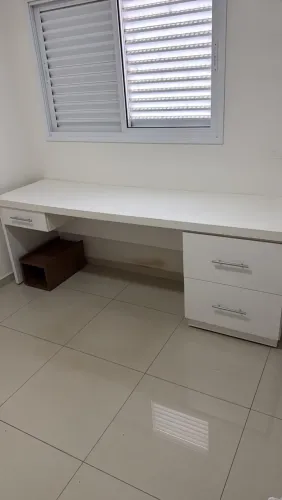 Escrivaninha em madeira grande
