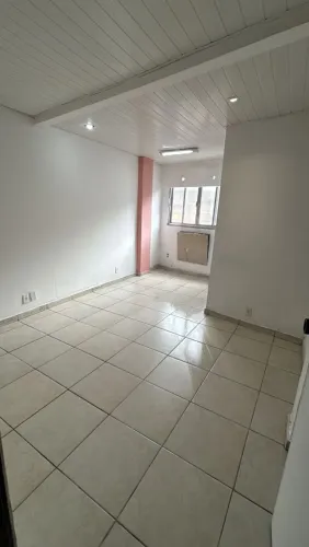 Alugo sala comercial com banheiro.