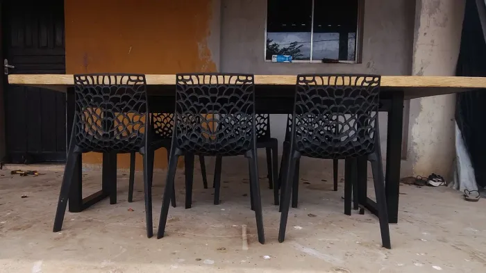 Vendo mesa de madeira com 6 cadeiras