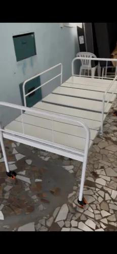 Cama hospitalar de dois movimentos 