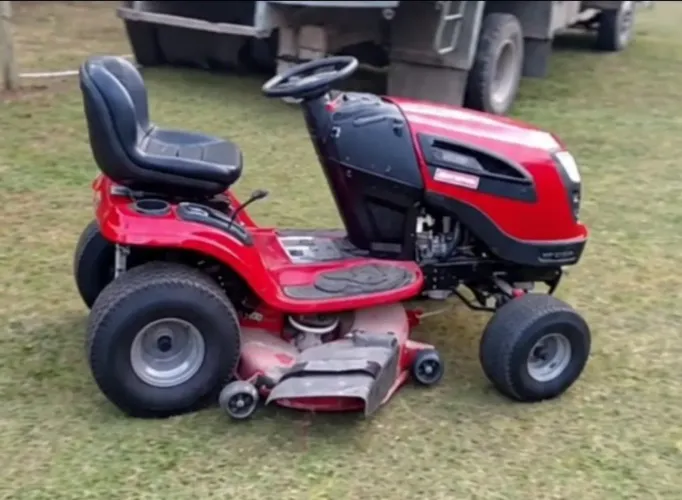 Trator Cortador de Grama