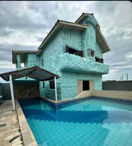 Sobrado grande com 3 andares e 6 quartos em Itanhaém - Lado praia