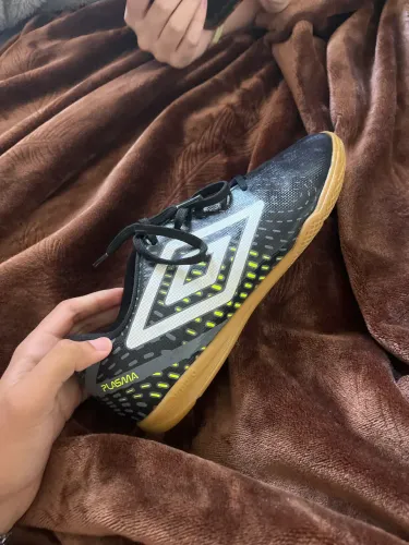 Chuteira Futsal Umbro Plasma preta nº 40 - NOVA (nunca usada)
