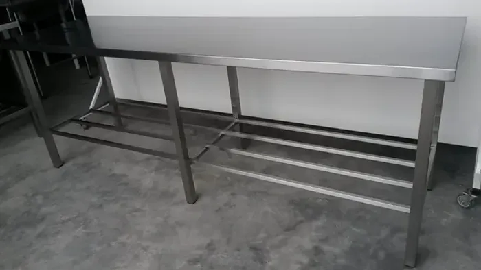 Mesa industrial em inox com 2,90mt de comprimento com prateleira