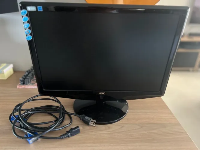 Monitor AOC LCD 19? W (1680x1050) com entrada VGA