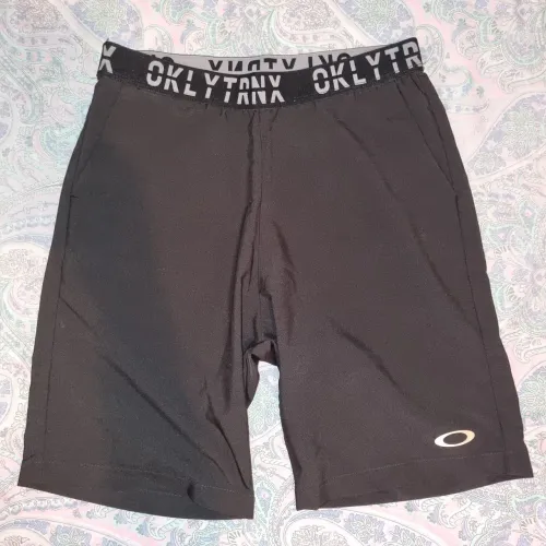 Short Oakley Preto - Tamanho P veste M