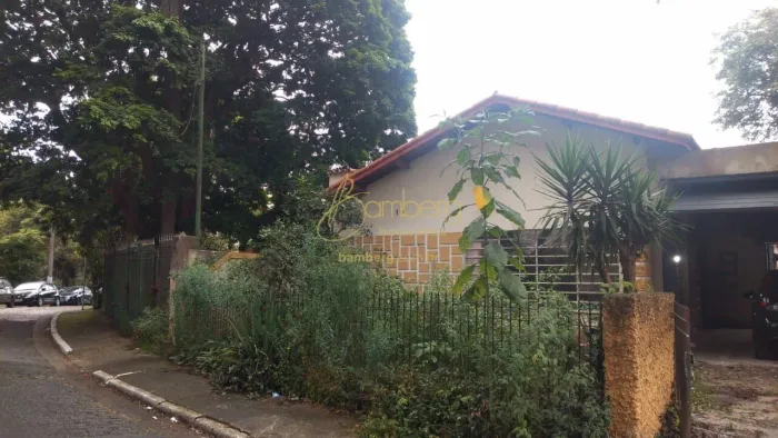 Casa térrea comercial e residencial frente a praça e padaria Bienal com 465m² de terreno