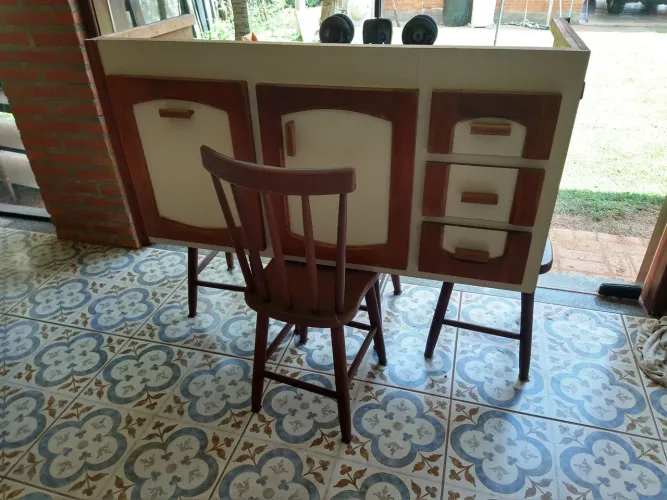 Pia com balcão de madeira